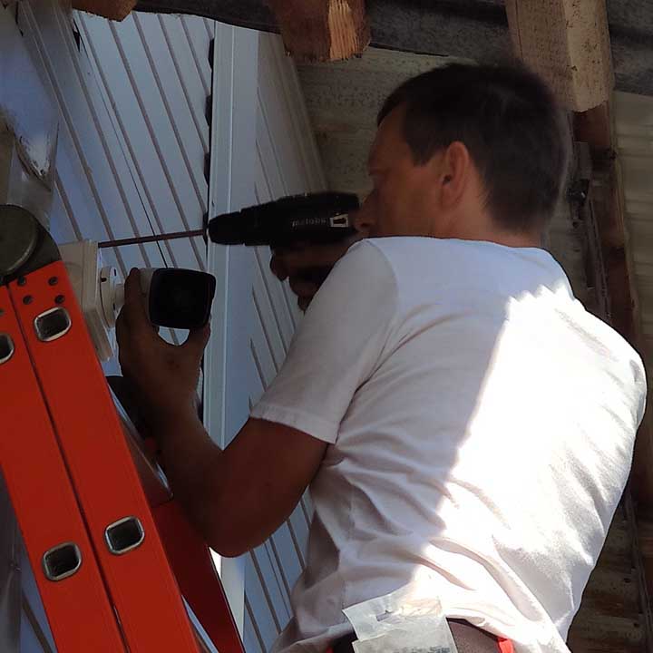 Инженер устанавливает видеонаблюдение на склад