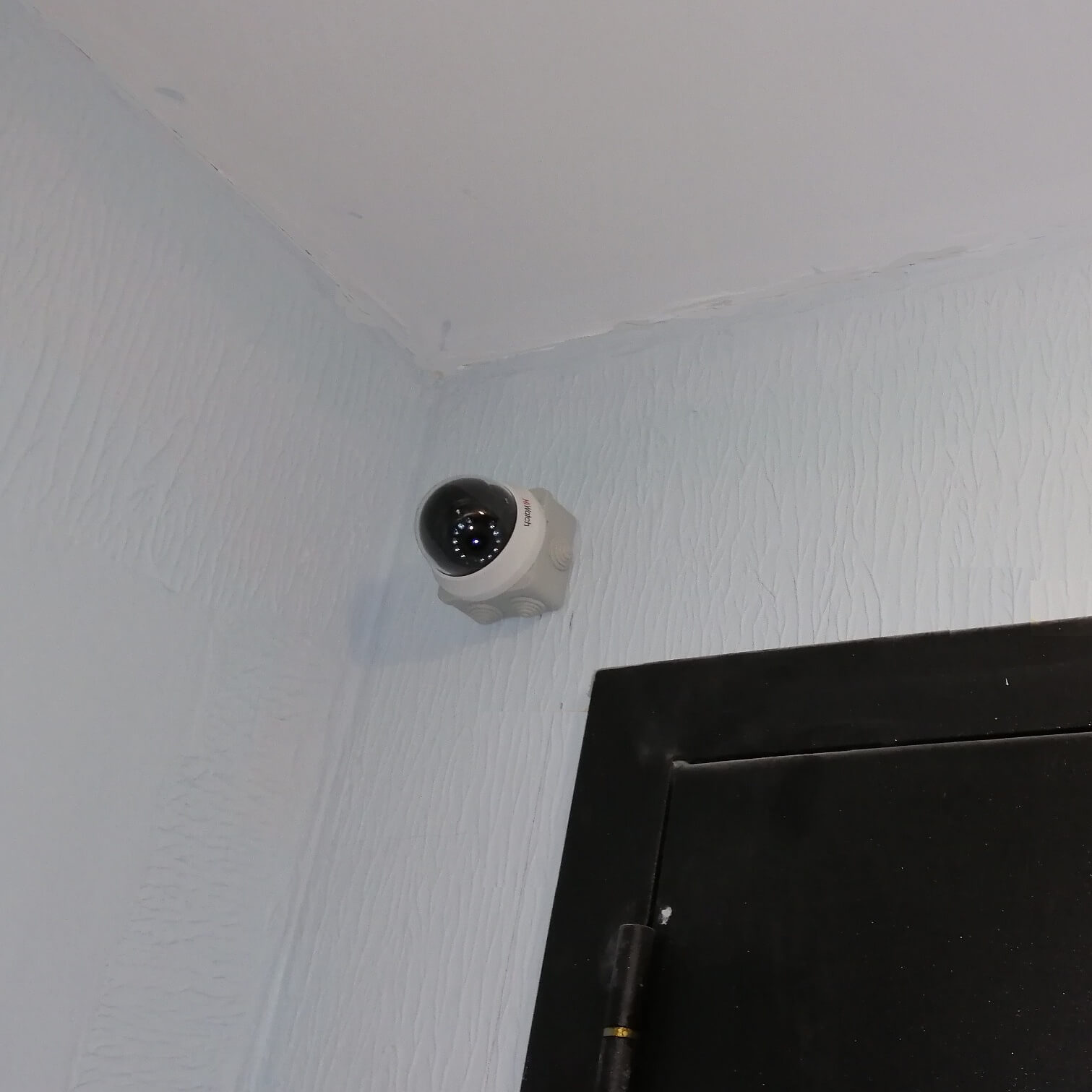 Пример установки видеонаблюдения в банк над дверью