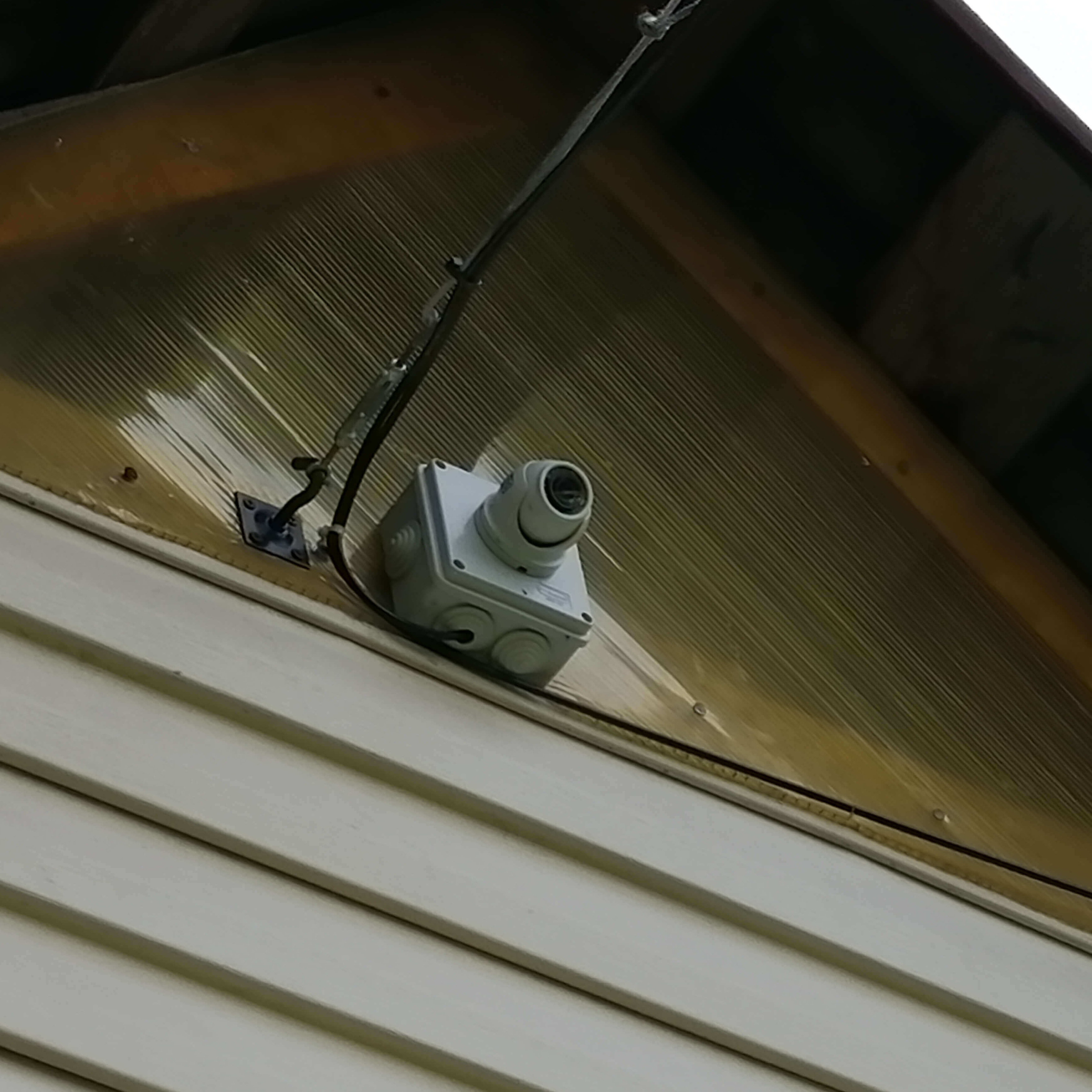 Пример установки видеонаблюдения на крыше дачного дома